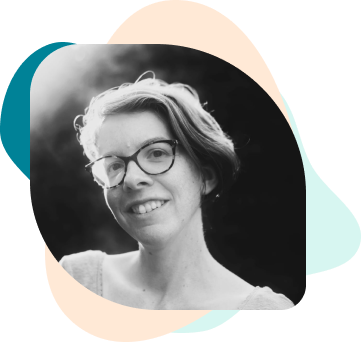 Je suis souriante, face à la caméra. J'ai la peau claire, les cheveux sont mi-long et je porte des lunettes foncée.
